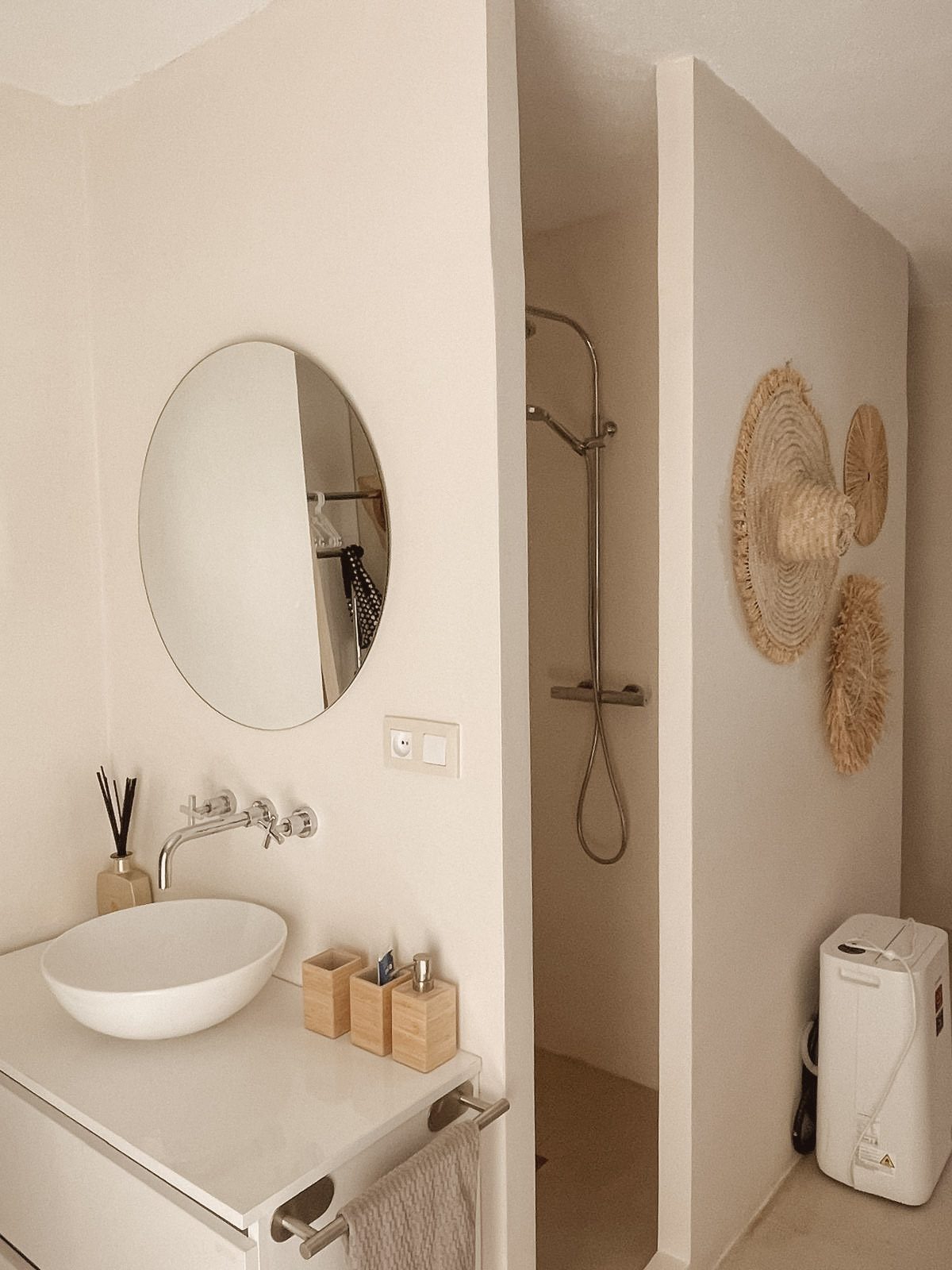 Badkamer met ronde spiegel en inloopdouche