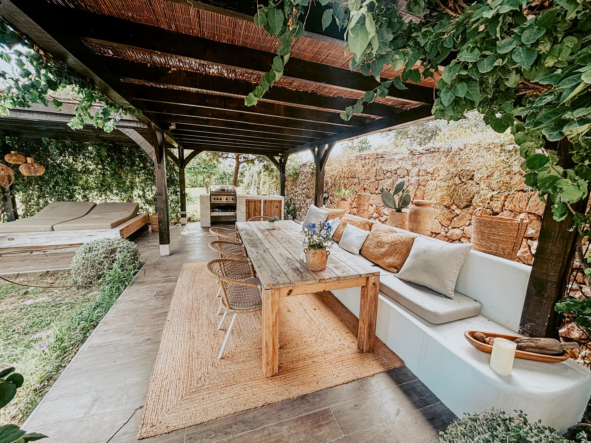 Pergola met lange tafel, gemetselde bank en ligbed