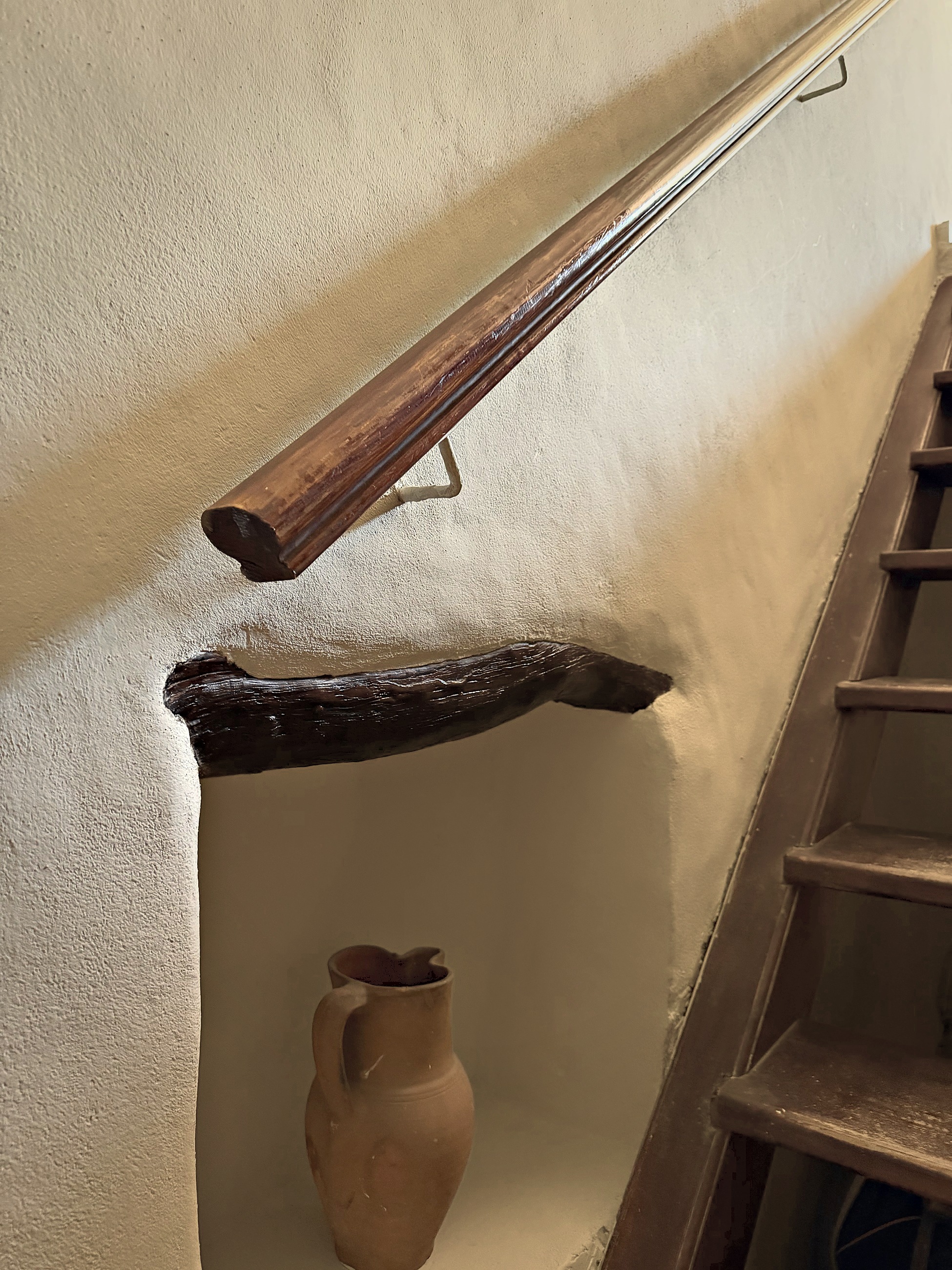 Detail trapnis met kruik