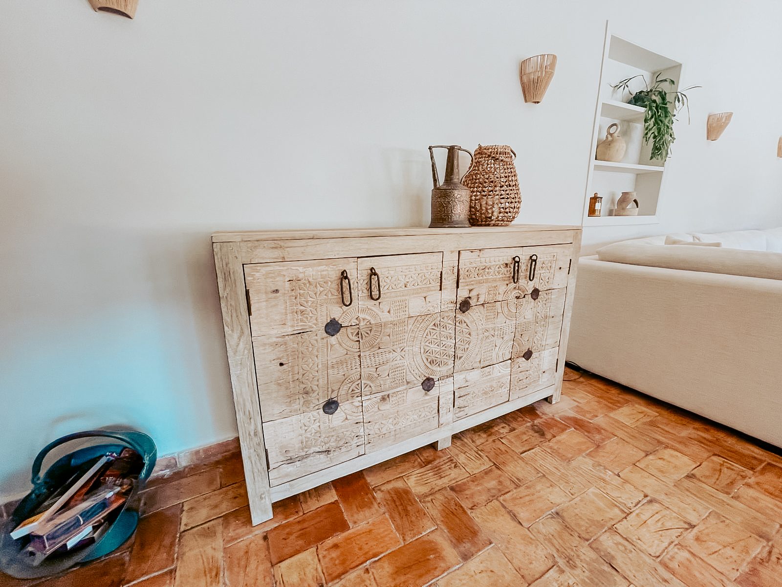 Bewerkt houten dressoir tegen een witte wand